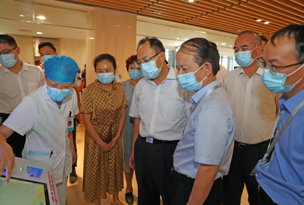 龙岩市委书记李建成深入一线督导检查疫情防控工作——