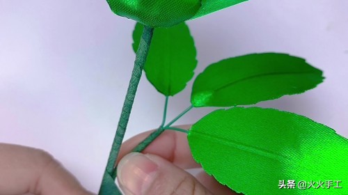 丝带花的做法教程（绚丽多彩的手工丝带玫瑰花）