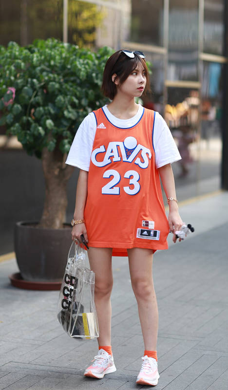 为什么有nba短袖球衣（NBA为何无视球员抗议力推短袖球衣？意图太明显，球迷：新的套路）