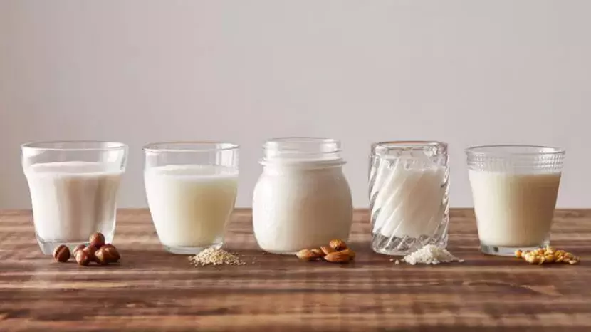 高钙奶和纯牛奶哪个好（高钙奶和普通牛奶的选购指南）