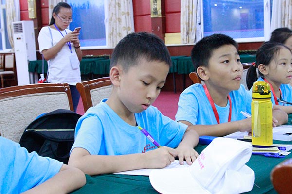 高考状元725分考入北大，父母总结经验：小学是培养孩子的关键