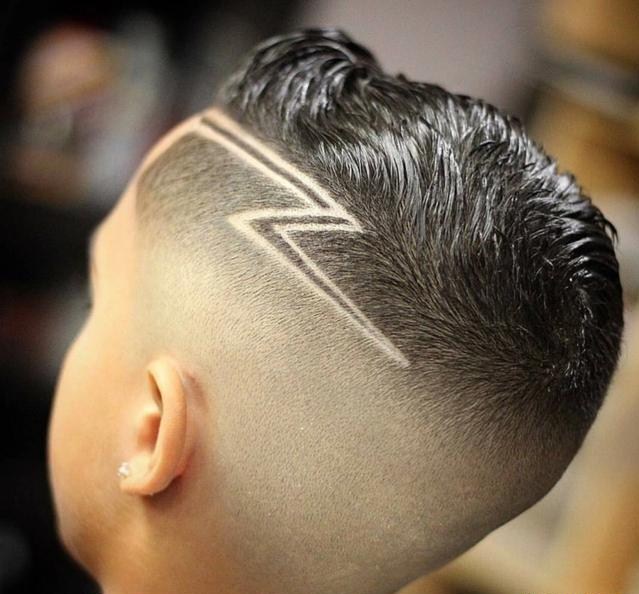 造型,各种创意都有,闪电,字母,各种图案都有,这也很考验理发师的手艺