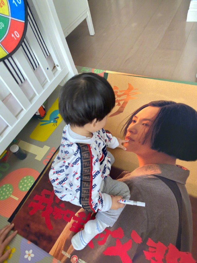 章子怡被儿子抢签名笔直呼小捣蛋，弟弟亲吻妈妈电影海报萌化了