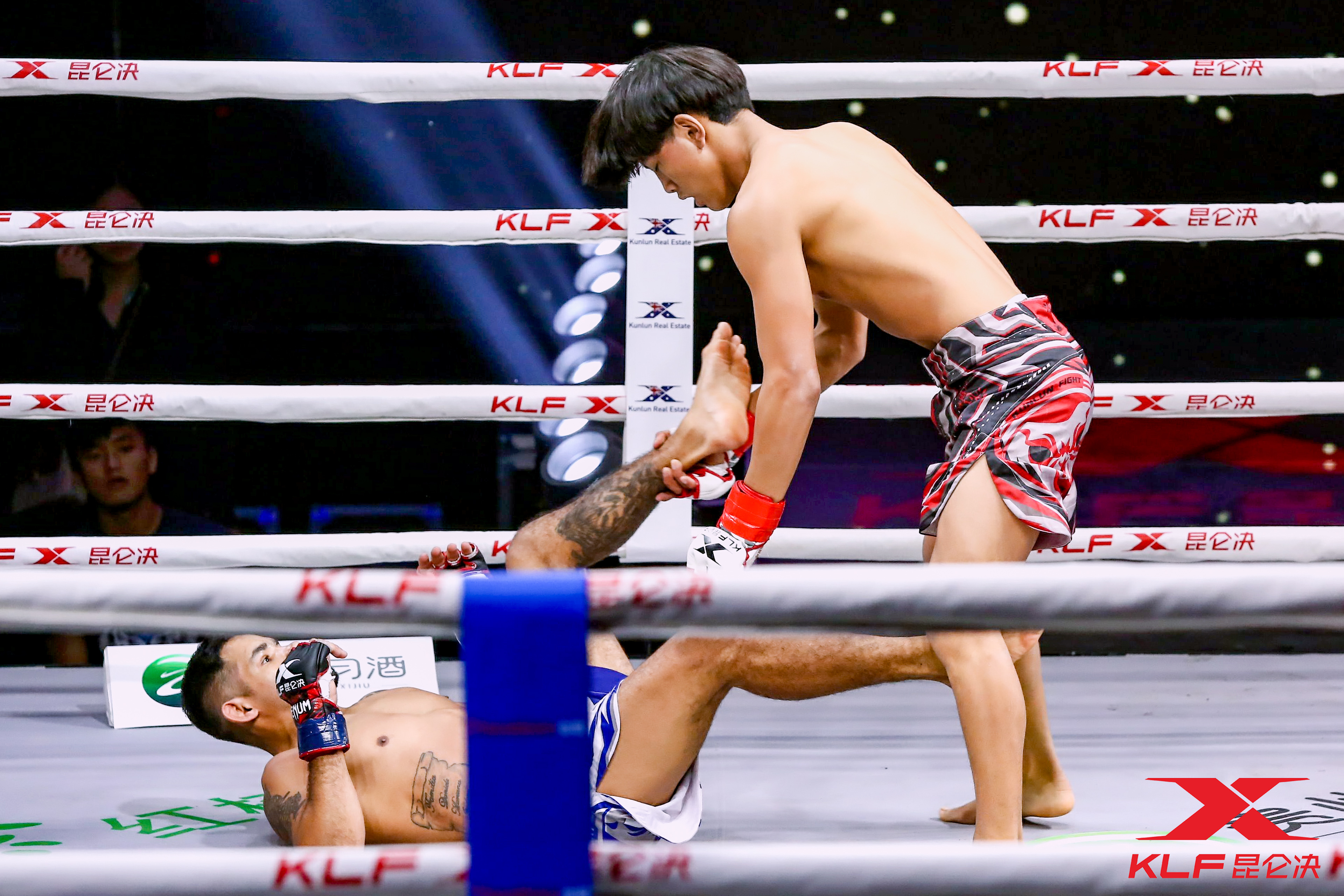 班玛夺基2020比赛（格斗王子班玛夺基上演罕见绝杀，地面摧肋重击一回合TKO巴西悍将）