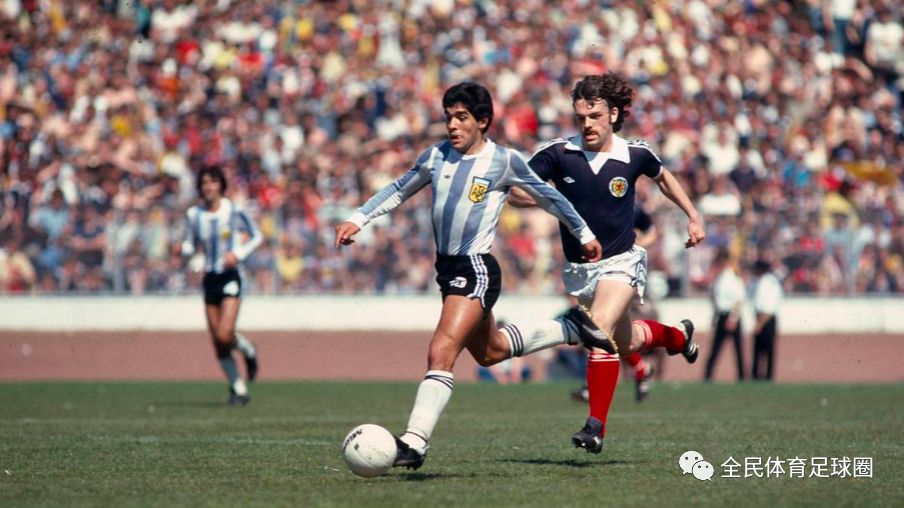 马拉多纳热吻撒盐哥（马拉多纳和英格兰的恩怨未解，他的上帝之手不该被原谅）-华海博客