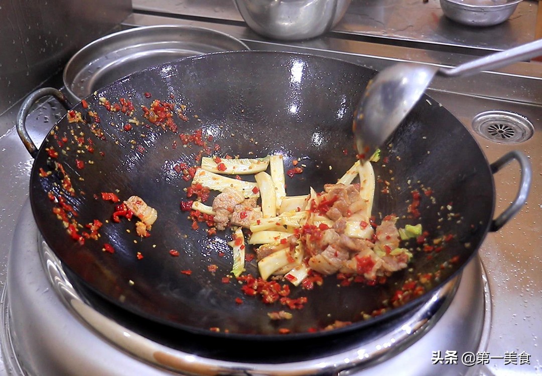 白菜燉豆腐湯怎么做才好喝，原來訣竅這么簡單，做一大鍋不夠喝