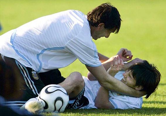 梅西和阿圭罗这对cp可真会玩)