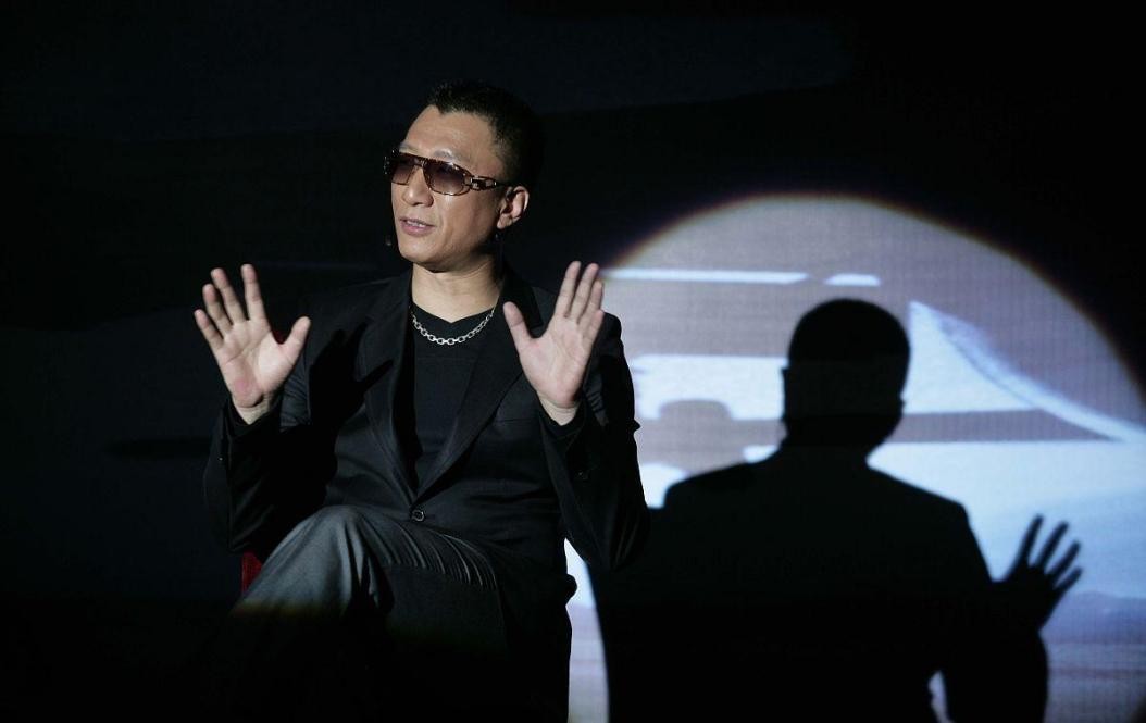 孙红雷戴上墨镜太有"大哥范儿",随便坐着都很霸气,太有型了