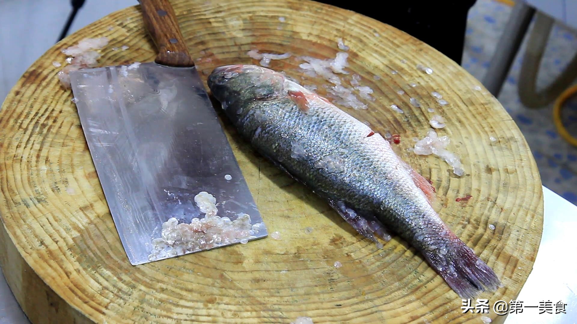 清蒸鲈鱼最简单方法(这才是清蒸鲈鱼的正确做法，鲜嫩无腥味步骤清晰，看一遍就能学会)