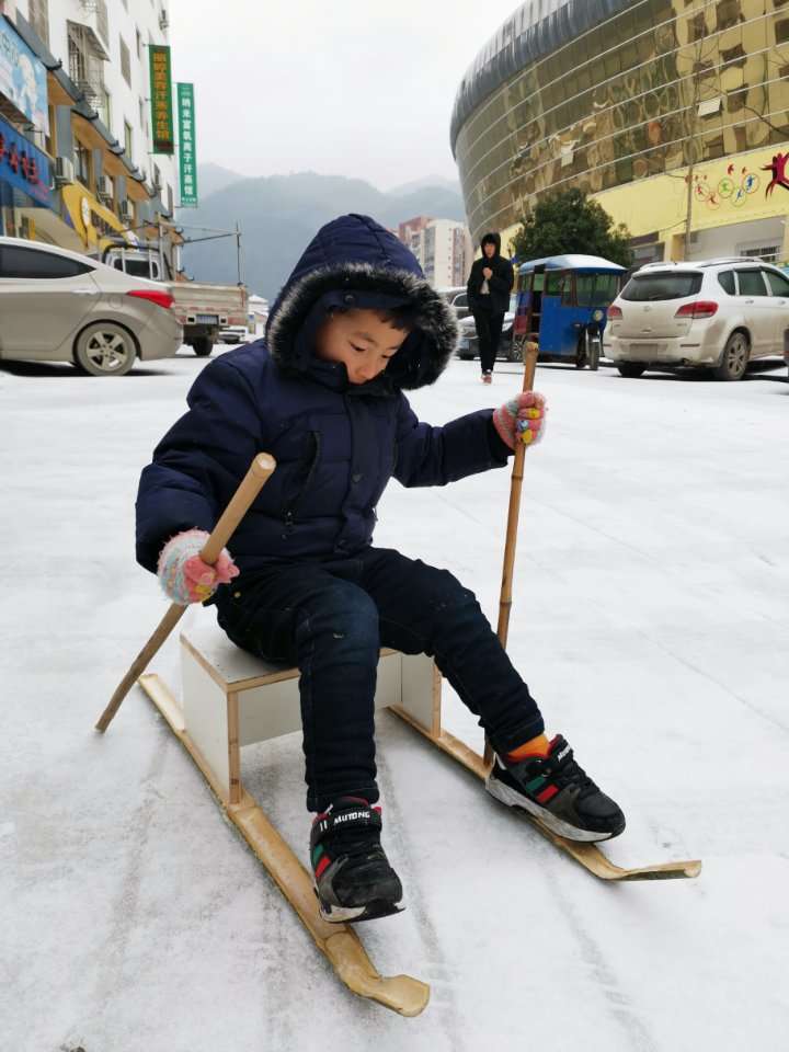 农村小伙伴，这种滑雪板你还记得吗