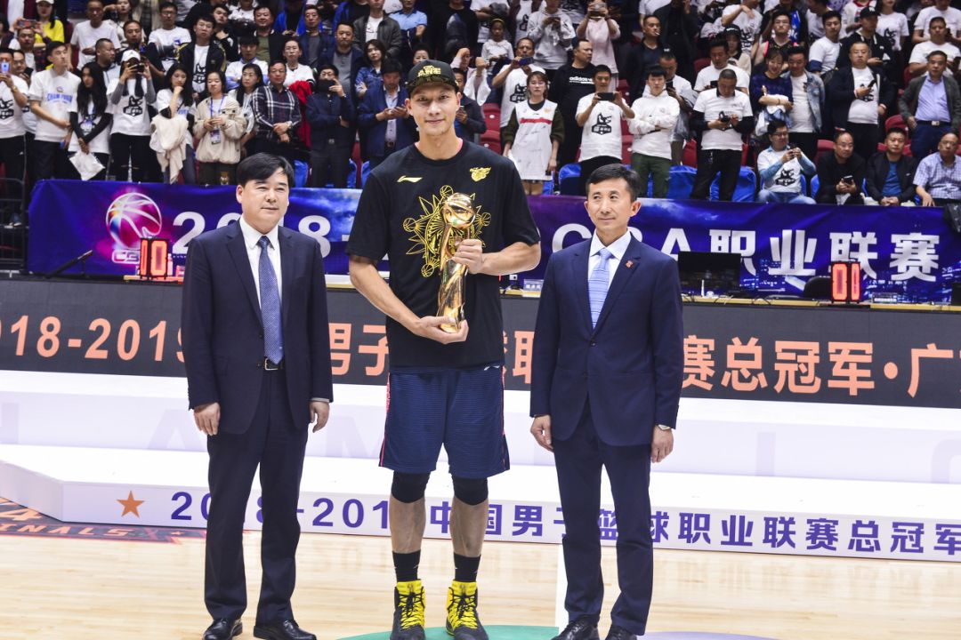 中国队为什么去nba(中国天才为何争先前往NBA？先看看联盟带给了易建联多少改变)