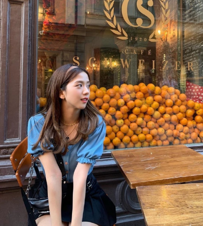 一束芍药花图片(金智秀气质拿捏得真好,捧着一束红芍药花,像个高级花