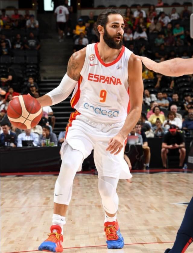 男篮世界杯米切尔球鞋（NBA已是对手 但路标世界杯还穿着米切尔的签名鞋 真爱呀！）