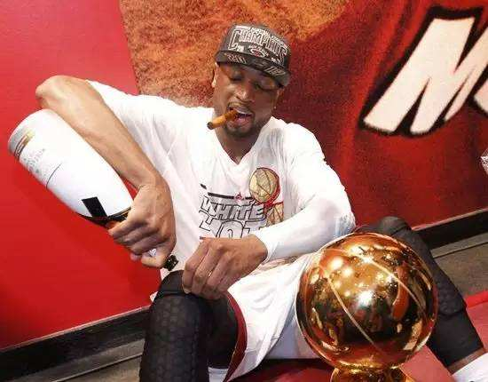 nba球星為什么戴護膝（細數NBA巨星戴護具的作用：庫里的護踝功不可沒，韋德令人心疼）