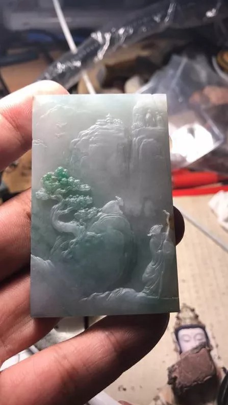 我是玉雕师,把飘绿色的翡翠雕刻成山水挂件,成品精致迷人