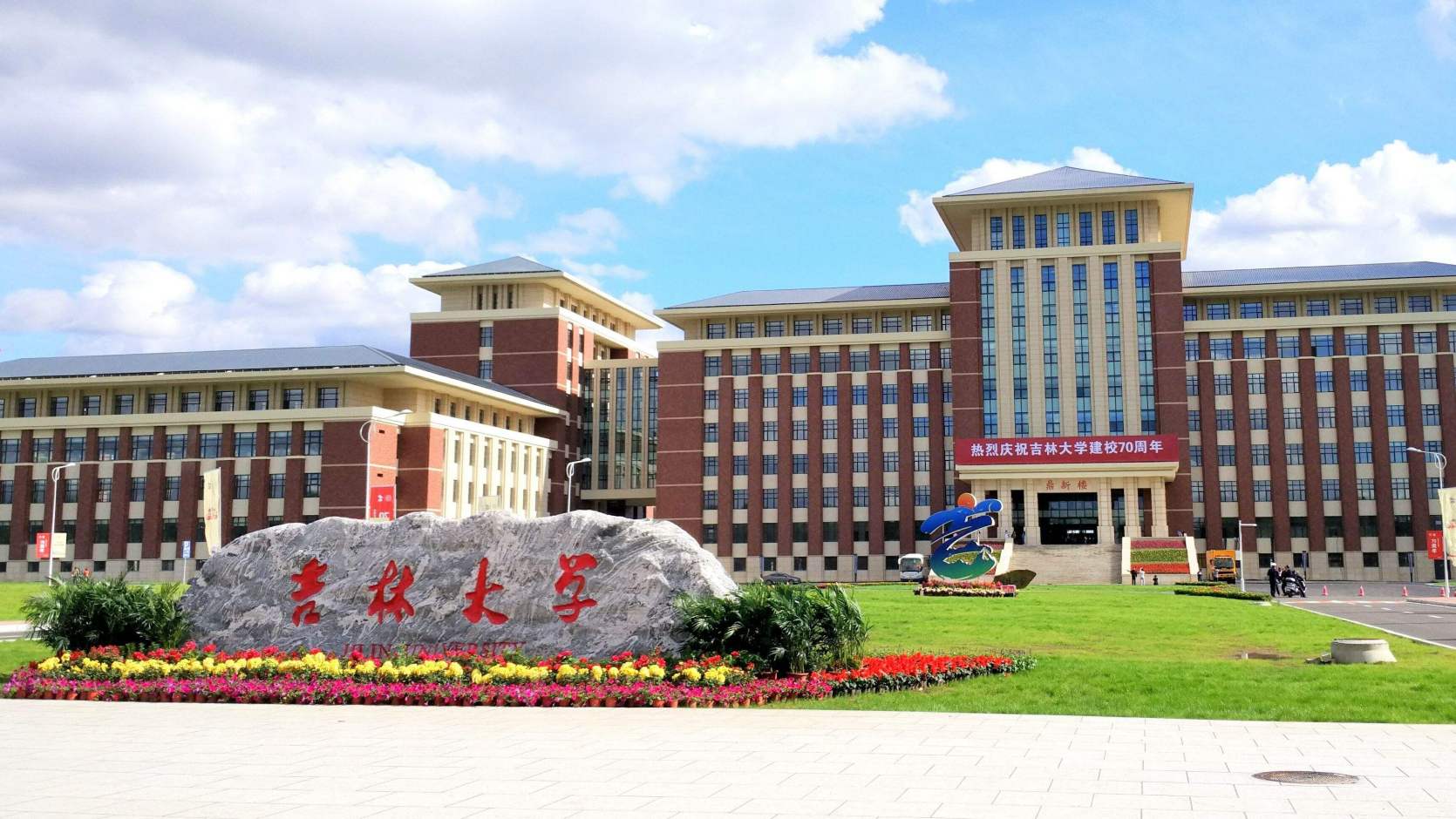 国内大学校友会排名，第一名稳坐14年，上海交大成功跻身前三