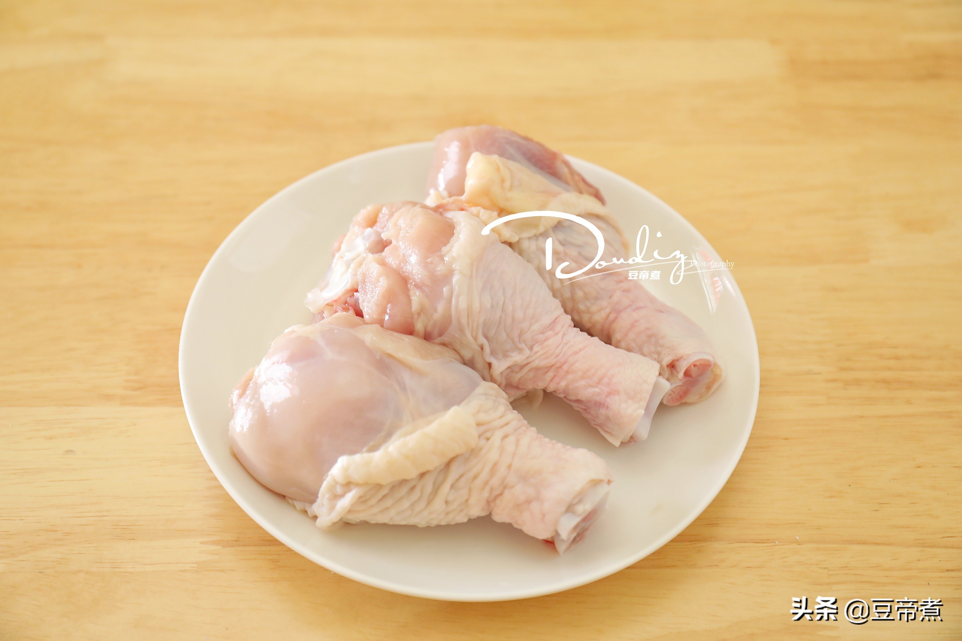 拒绝精致穷，一个人吃饭不随便，鸡腿三根吃出新花样