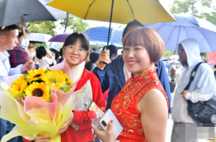 四川高考，第一个出考场的考生：玩了半个小时、211没问题