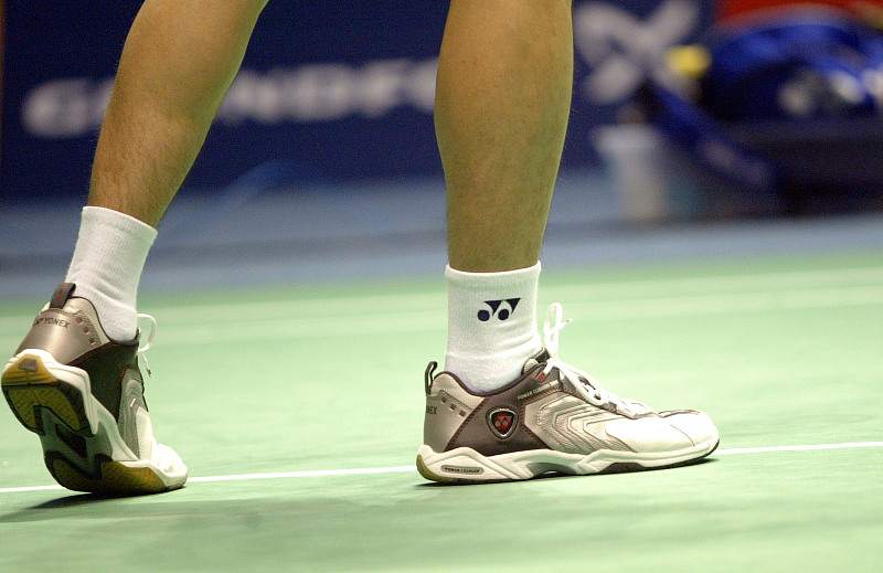 打羽毛球能穿篮球鞋吗(打羽毛球，一定要穿羽毛球鞋，和普通运动鞋相比，差别不是一般大)