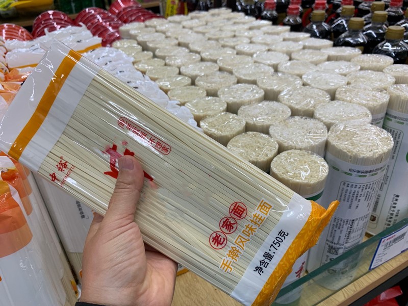 買掛面時，這3種面條盡量少買，浪費錢還沒營養(yǎng)，內(nèi)行人都不吃
