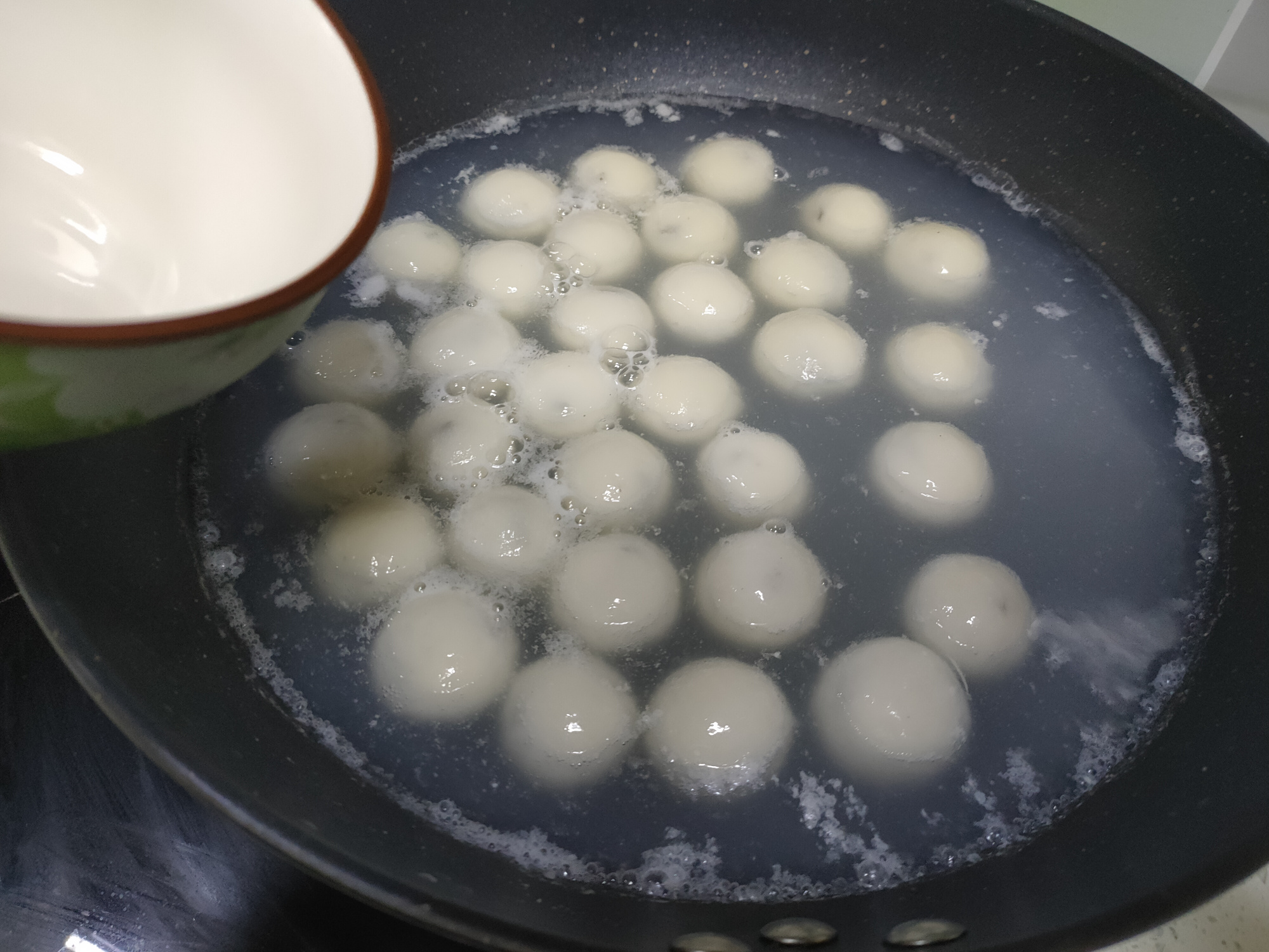 煮汤圆凉水下锅,水开下锅都不对,教你正确做法,个个鼓圆不破皮
