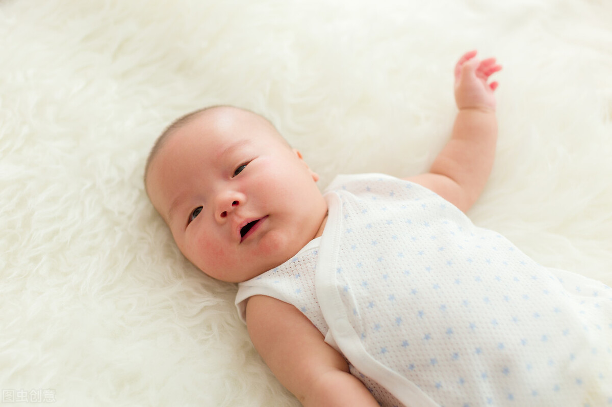 宝宝偏头睡觉要怎么矫正？
