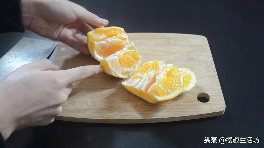 谁还用手剥橙子，果农教你一招这样剥橙子，既完整又干净还不脏手