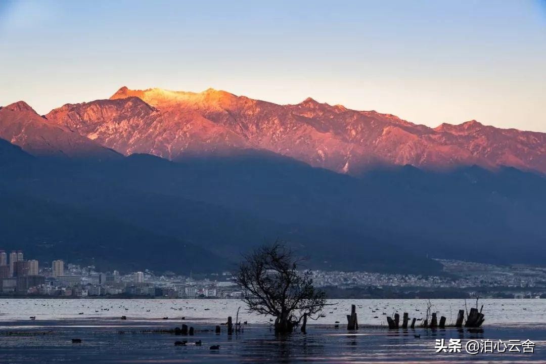 洱海因苍山而灵动，苍山因洱海而妩媚