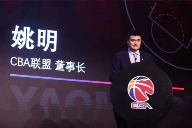 cba广告牌为什么斜着放(CBA再现业余一幕！扣将救球崴脚，广告牌再次伤人，姚明该改了)