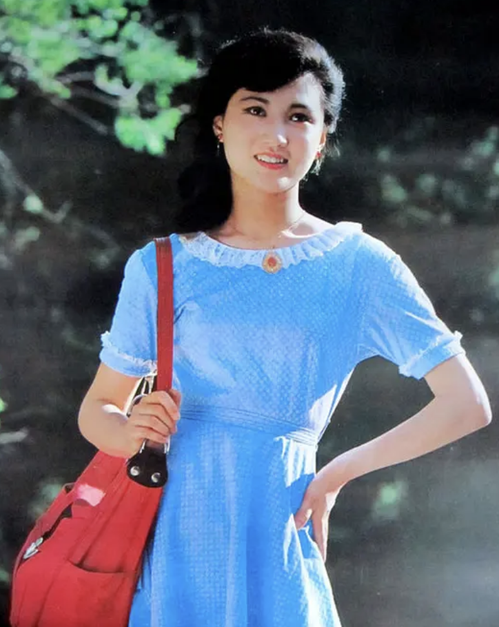 成名后的林芳兵考上了北京电影学院,而李凌被调到了东方歌舞团工作.