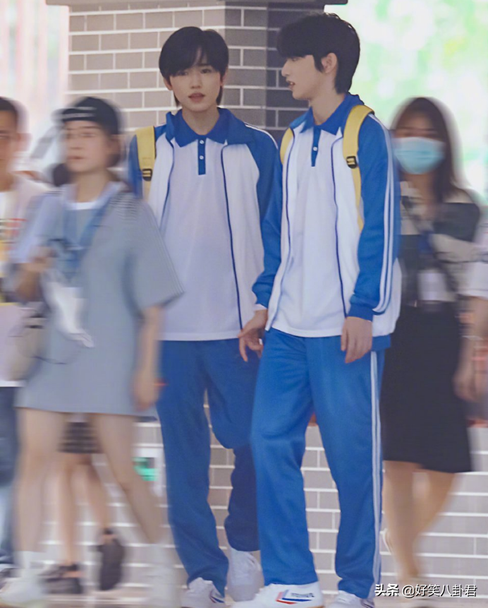 刘耀文穿校服录《萌探》，与小宋组校草组合，同期女生颜值也爱了