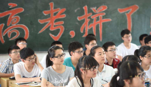 新学期开学后，武汉各大院校现天价学费，学生表示：快上不起学了