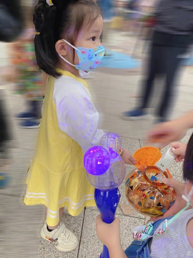 王祖蓝夫妇陪娃过万圣节，2岁天韵长势喜人，长相随爸身高随妈