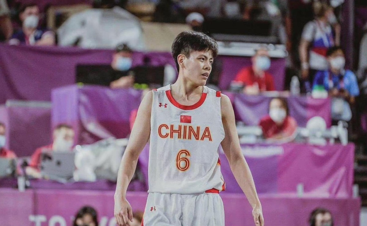 篮球服搭配(杨舒予在球场上太有魅力了,全运会上再创佳绩,穿一身白也