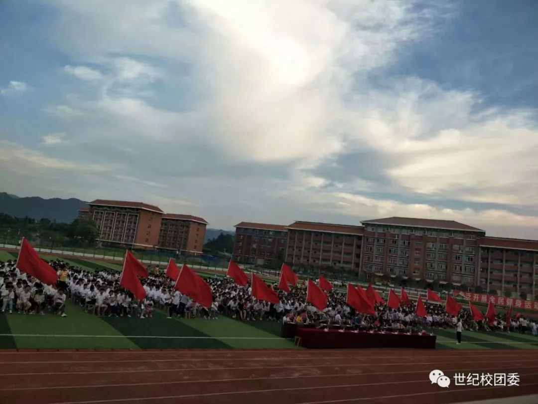 广安市世纪职业技术学校的刘萌怡同学以中职类全省第一名考入高校