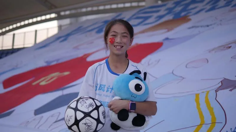 站上女超冠军领奖台，12岁的追风女孩因足球获得更多人生可能