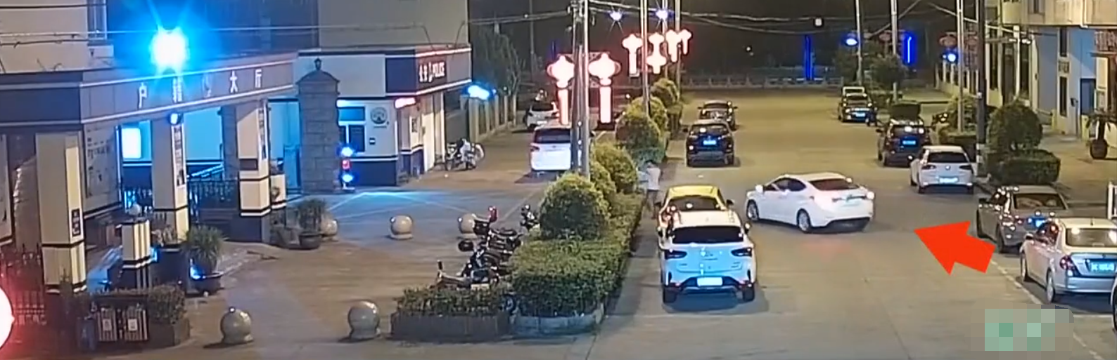 “你干嘛搞得那么残忍啊！”浙江一对情侣吵架，开车去派出所评理，结果一个被罚、一个被拘，网友：一对活宝