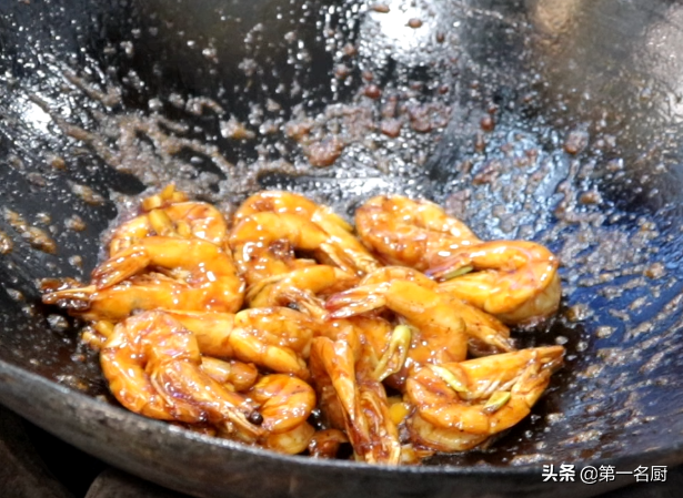 油焖大虾制作方法(家庭版油焖大虾，吃出了饭店的味道，好吃到壳都不剩，做法超简单)