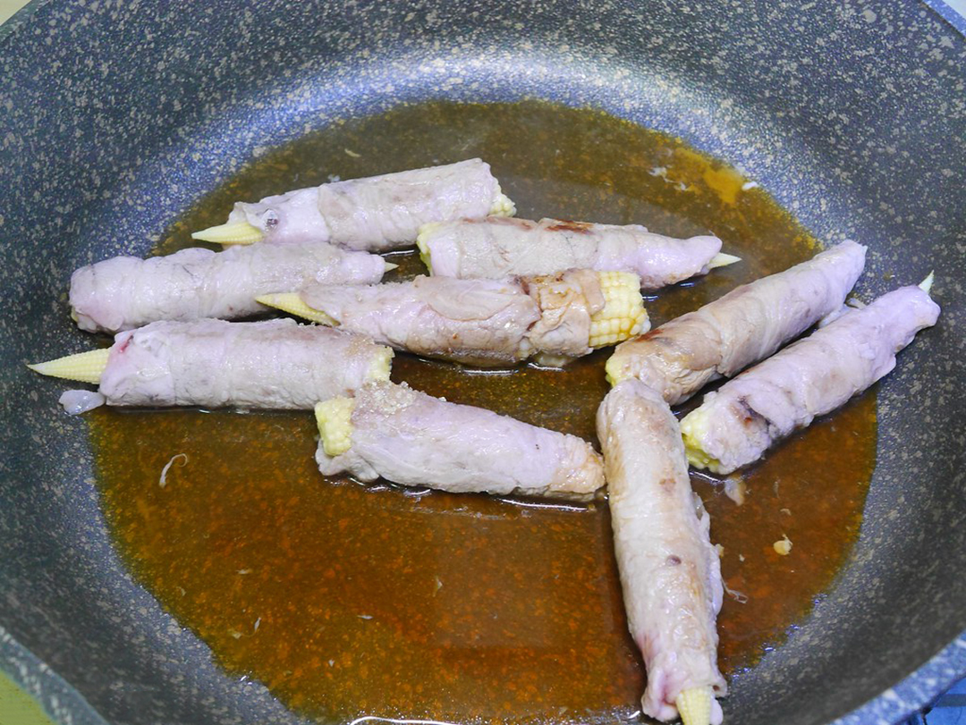 这道“玉米笋肉卷”，咸咸甜甜超好吃，新手必学、零失败料理