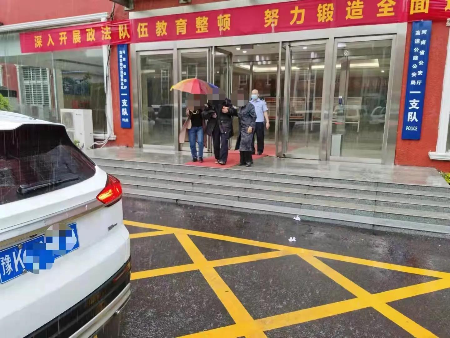 我为群众办实事</p><p>　　孤寡老人迷失高速路 高速交警温情救助