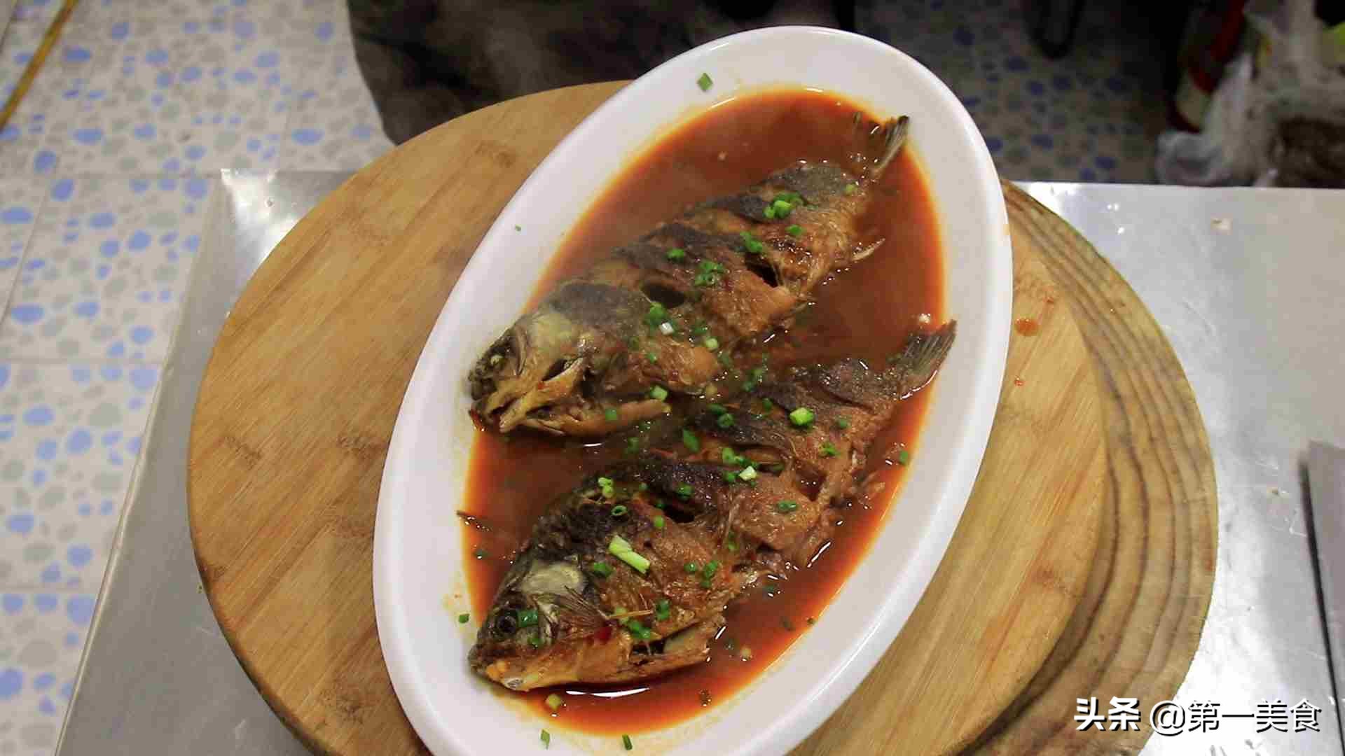 厨师长分享“豆瓣鲫鱼”的做法，煎鱼不破皮不粘锅，吃起来又入味