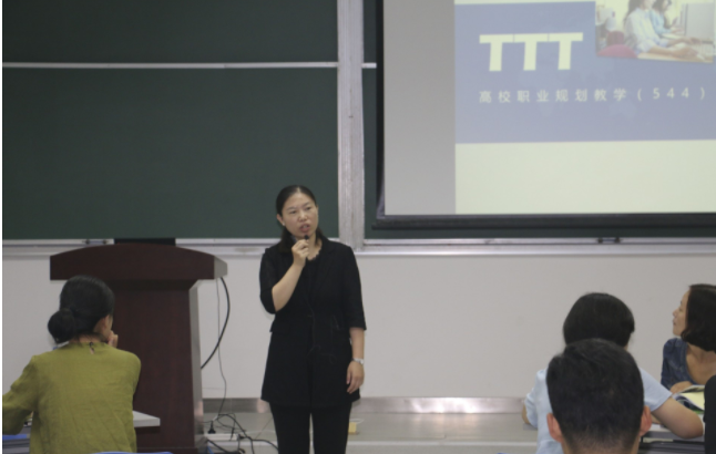 大学辅导员到底哪好，为啥名校毕业生都争抢？看完收入水平明白了