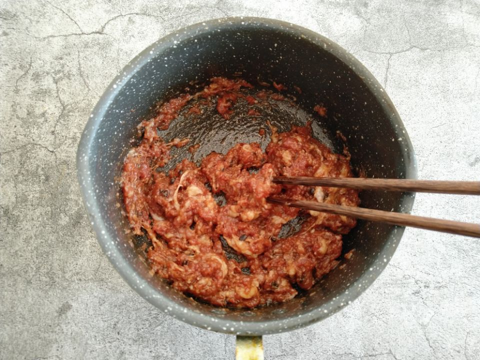 东北酸菜猪肉饺子的做法（10步教你做出酸菜猪肉饺子）