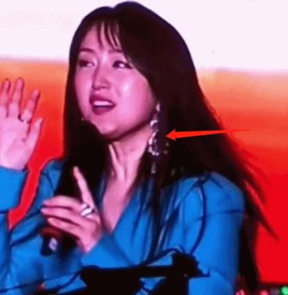 杨钰莹玉女形象幻灭！脸僵身材发福快撑爆西装，48岁仍憧憬爱情
