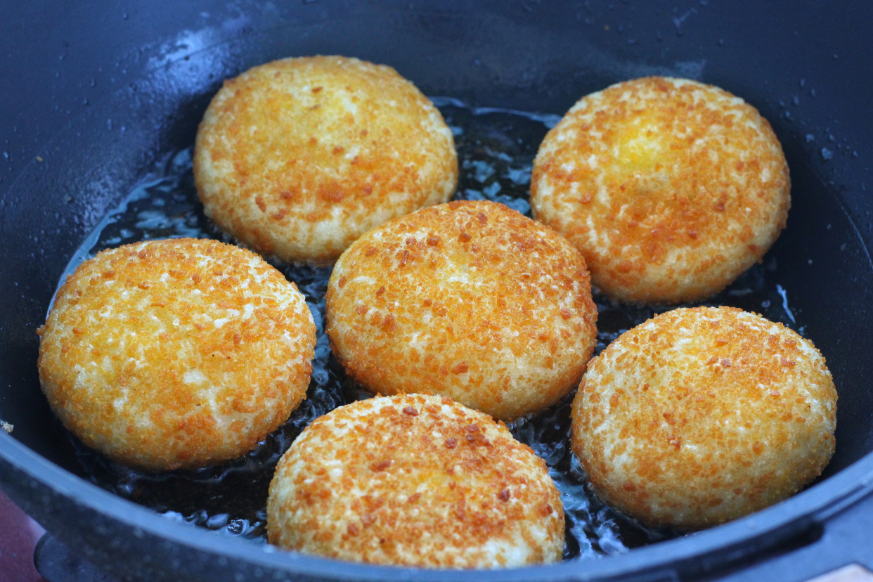 4,大同油炸糕大同雁北一带盛产黍子,胡麻油产量也很高,所以,炸油糕是