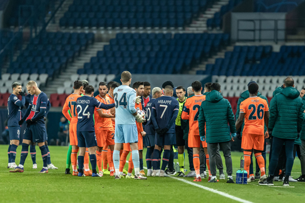 欧冠时间为什么那么久（一场欧冠小组赛为何持续近24小时？他们以足球的名义，向种族歧视说不）-趣拿体育