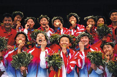 2015年女排世界杯第十轮中文(十全十美！中国女排39年十获世界冠军 每一次都令人热泪盈眶)