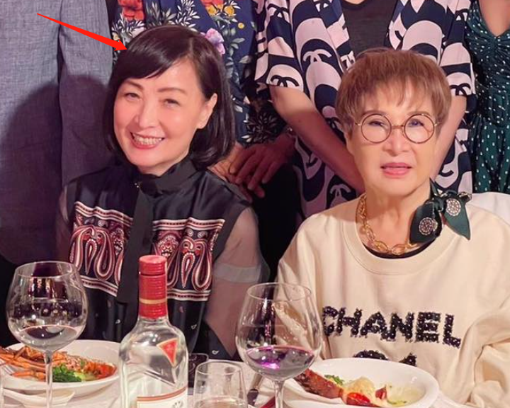 林心如为母办70大寿太奢华！霍建华陪笑合影，曾志伟前妻也捧场