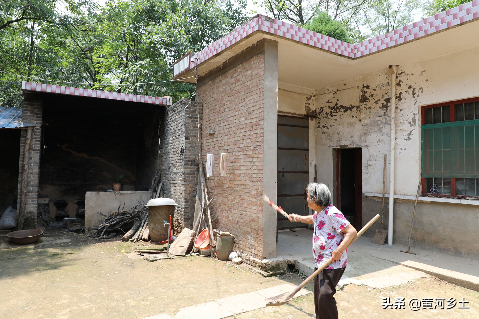 80岁奶奶5年前房顶上练“跨栏”，如今大腿上却钉着钢钉，咋回事