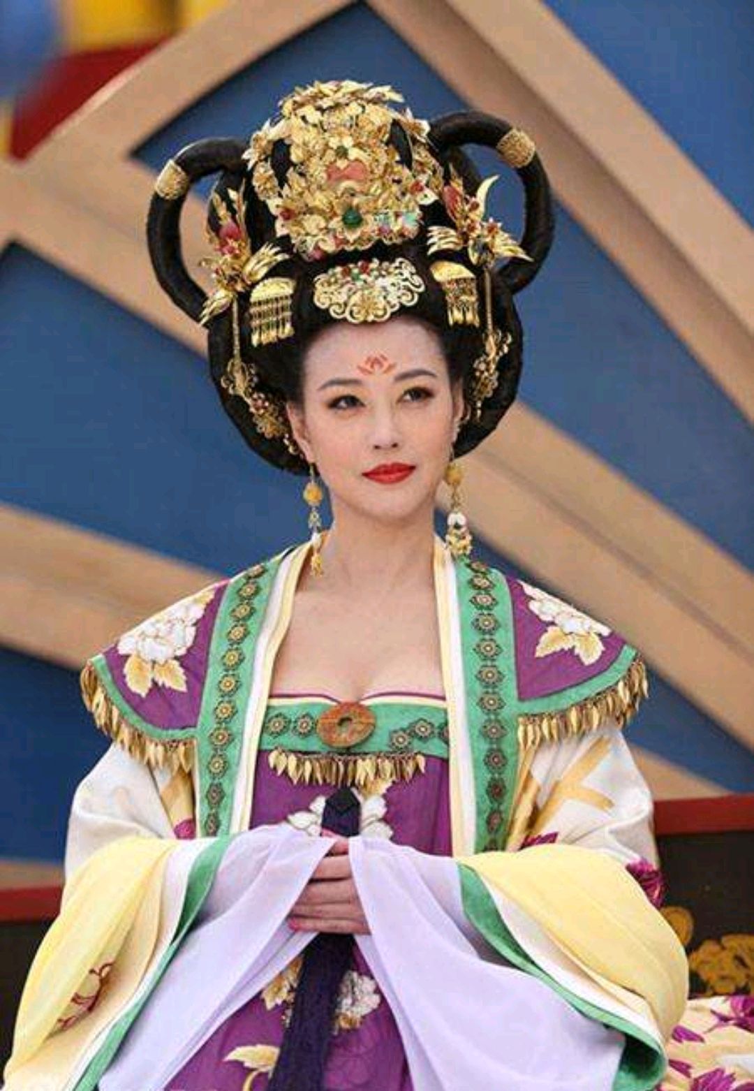 唐朝贵族女子为何喜欢袒胸装,是时尚高贵还是观念开放?